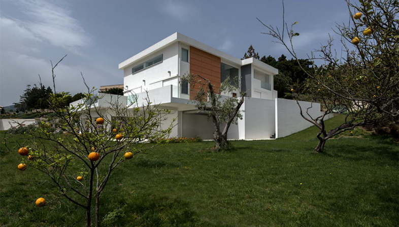 Renato Arrigo: a Villa on the Strait of Messina
