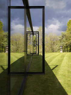 House in the Chilterns: In the footsteps of Mies Van Der Rohe
