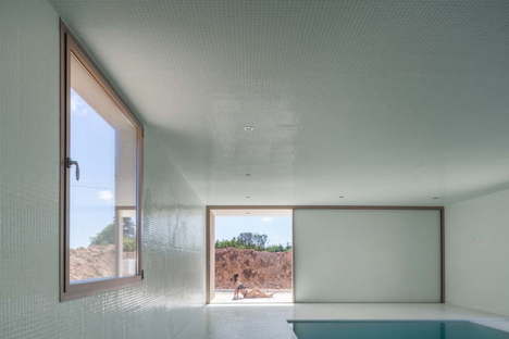 Pool in Ovar by Nelson Resende Arquitecto
