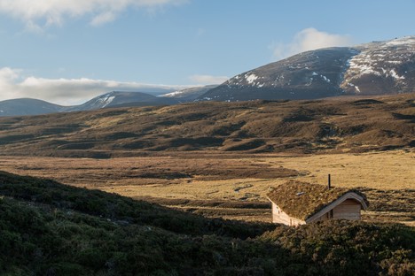 Moxon Architects, a modern hut in the Scottish Highlands 
