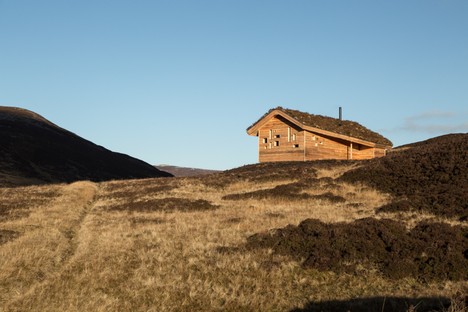 Moxon Architects, a modern hut in the Scottish Highlands 
