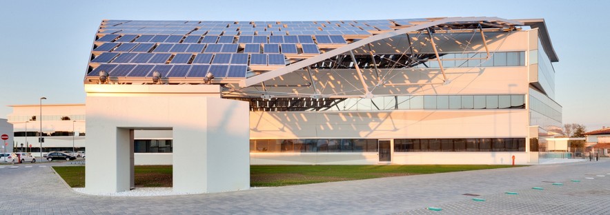 Pierattelli Architetture Arval Headquarters a photovoltaic lightning bolt in Scandicci
