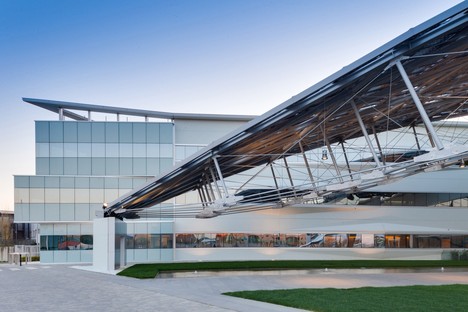Pierattelli Architetture Arval Headquarters a photovoltaic lightning bolt in Scandicci
