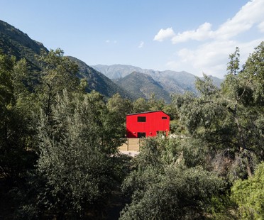 Felipe Assadi Arquitectos designs La Roja, a red house in the mountains of Chile
