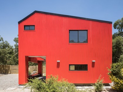 Felipe Assadi Arquitectos designs La Roja, a red house in the mountains of Chile
