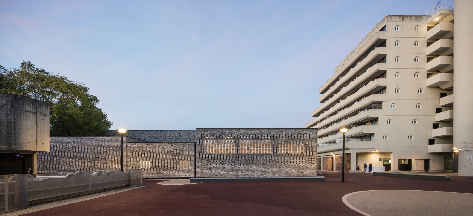 Opus 5 Architectes completa um novo centro cultural numa quinta