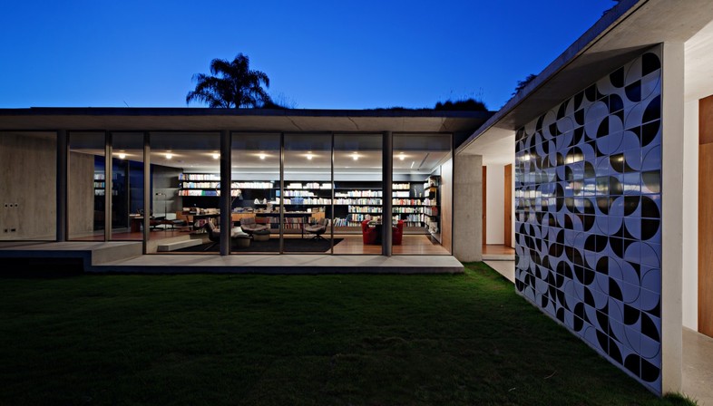 Kruchin Arquitetura designs a library for the Capobianco House in São Paulo
