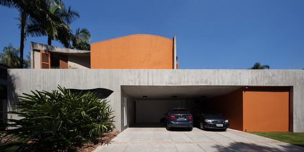 Kruchin Arquitetura designs a library for the Capobianco House in São Paulo
