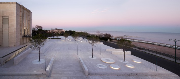 C+S Architects carry out an urban intervention for Piazza del Cinema in Venice Lido
