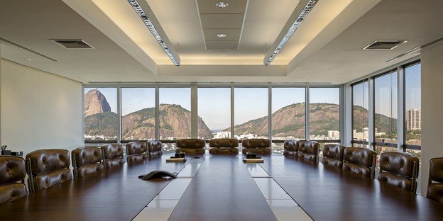 Reinach Mendonça Arquitetos Associados designs office building overlooking Sugarloaf Mountain in Rio de Janeiro
