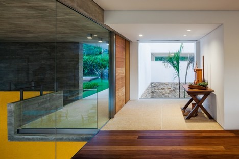 Reinach Mendonça Arquitetos Associados designs LG Residence in Bragança Paulista
