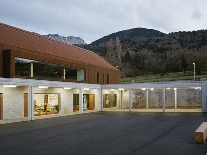 ateliers o-s architectes expand a school building in Lugrin
