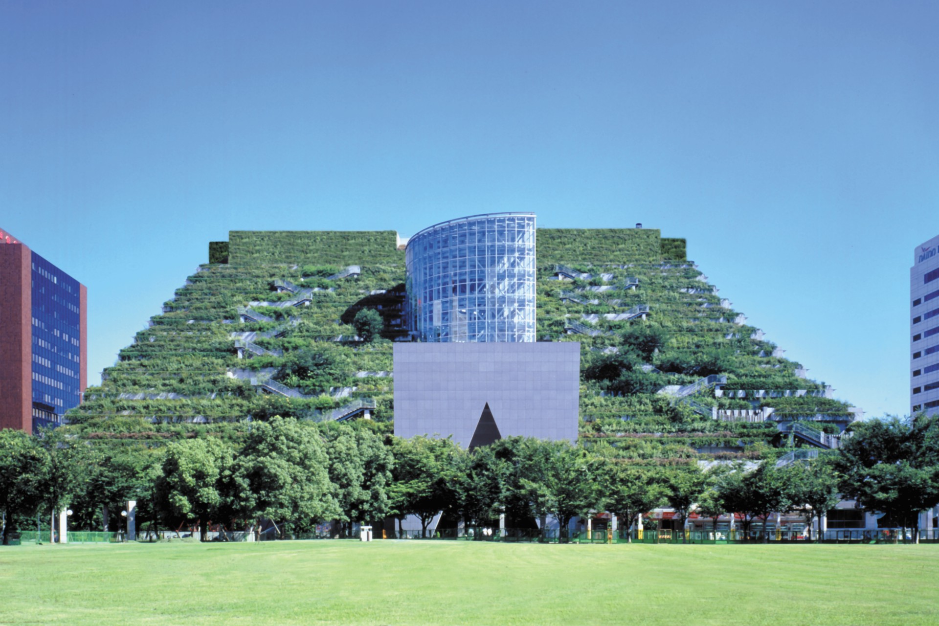 Architecture and nature: 25 years Emilio Ambasz?s ACROS centre |