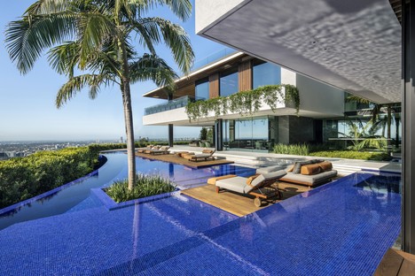 SAOTA Hillside house with view of the Los Angeles skyline 
