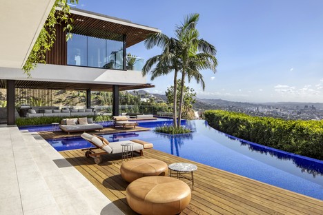 SAOTA Hillside house with view of the Los Angeles skyline 

