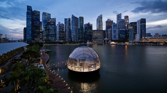 Foster and Partners designs the Apple Marina Bay Sands in Singapore, a store floating on water
