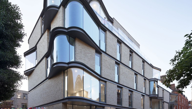 DROO Architecture revisits the classic London bow window with VI Castle Lane
