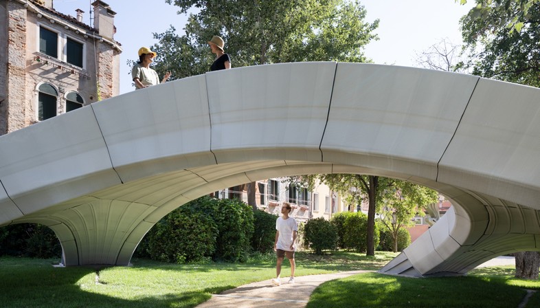 Striatus - an arched 3D-concrete-printed bridge in Venice
