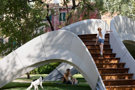 Striatus - an arched 3D-concrete-printed bridge in Venice
