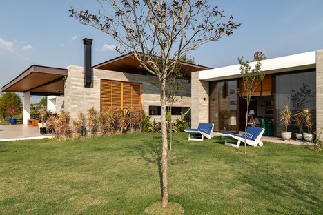 Gilda Meirelles Arquitetura designs MG House, a contemporary house in a rural setting