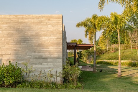 Gilda Meirelles Arquitetura designs MG House, a contemporary house in a rural setting