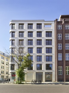 Tchoban Voss Architekten Embassy living alongside Köllnischer Park, Berlin
