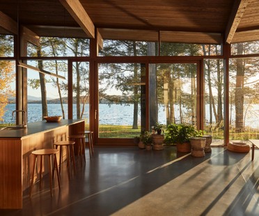 Atelier Pierre Thibault designs contemporary house on Brome Lake
