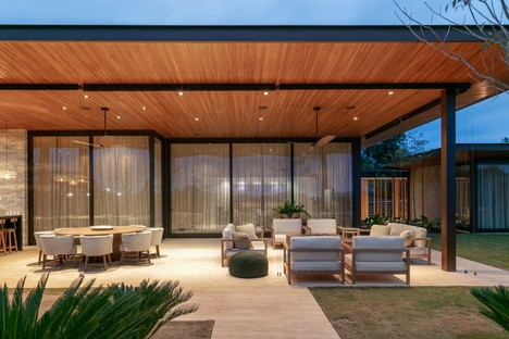 Gilda Meirelles Arquitetura Pitombas House a modular house to blend into nature
