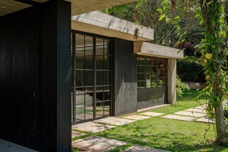Macro Arquitetos designs Mairiporã Cottage, an annex in rustic style
