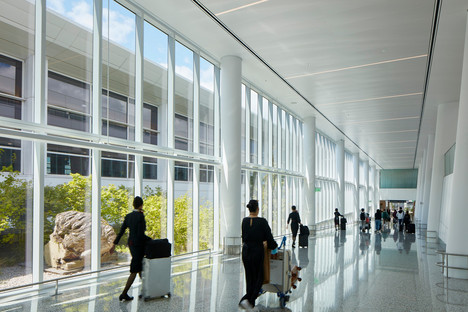 Skidmore, Owings & Merrill Aerial Walkway for Seattle-Tacoma Airport

