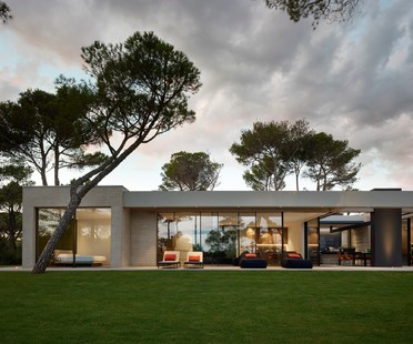 NeatStudio’s House in Roccamare, living between the pine forest and the sea
