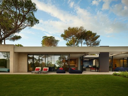 NeatStudio’s House in Roccamare, living between the pine forest and the sea

