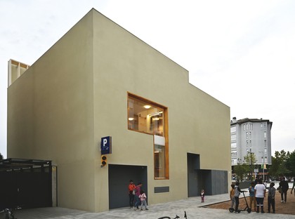 BCQ arquitectura barcelona + Toni Casamor Pilarín Bayés Library in Vic, Spain 