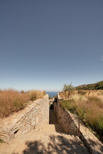 Liknon, the architecture celebrating the local area and landscape of Samos
