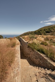 Liknon, the architecture celebrating the local area and landscape of Samos
