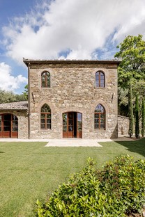 Pierattelli Architetture enhances the Tuscan landscape through a contemporary recovery project
