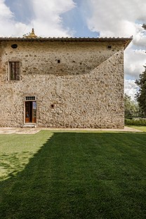 Pierattelli Architetture enhances the Tuscan landscape through a contemporary recovery project
