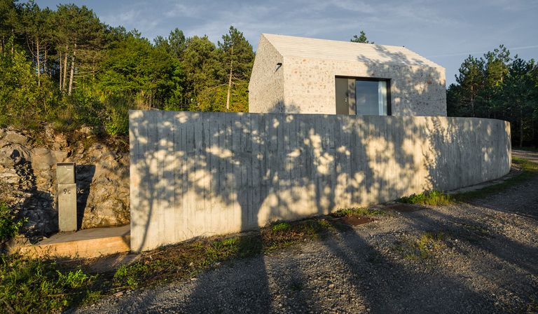 Compact Karst House: Dekleva Gregorič redesigns the karst rural home
