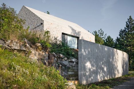 Compact Karst House: Dekleva Gregorič redesigns the karst rural home
