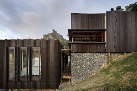 Herbst Architects: Castle Rock Beach House north of Auckland 
