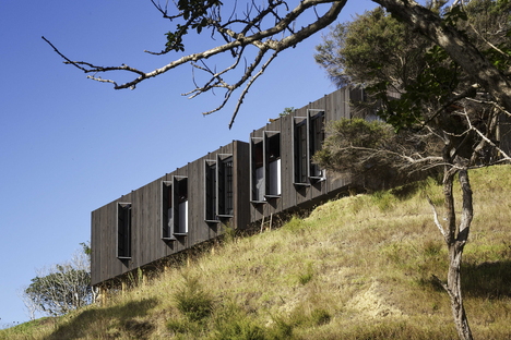 Herbst Architects: Castle Rock Beach House north of Auckland 