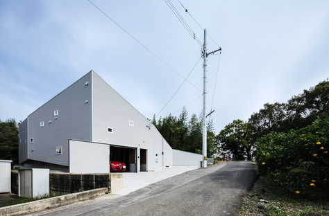 y+M: Folding wall - stepped floor house in Naruto City (Japan)
