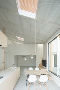 y+M design office and the Floating Roof House in Kobe
