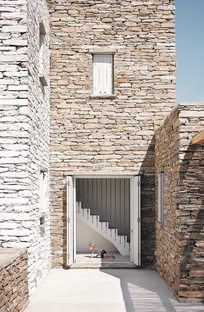 Cometa Architects: Rocksplit, house on the island of Kea in the Cyclades
