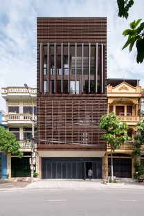 H&P Architects: Tube-house and “tropical cave” in Vietnam
