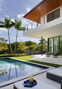 Bay Tropical Residence by SDH Studio
