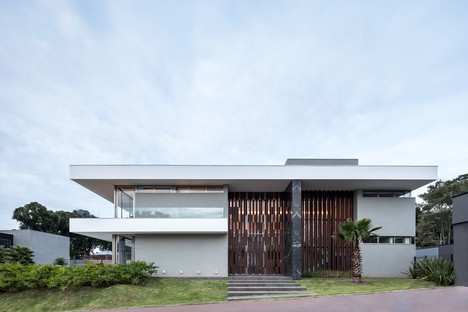 Schuchovski Arquitetura: Residencia HRB in Curitiba, Brazil
