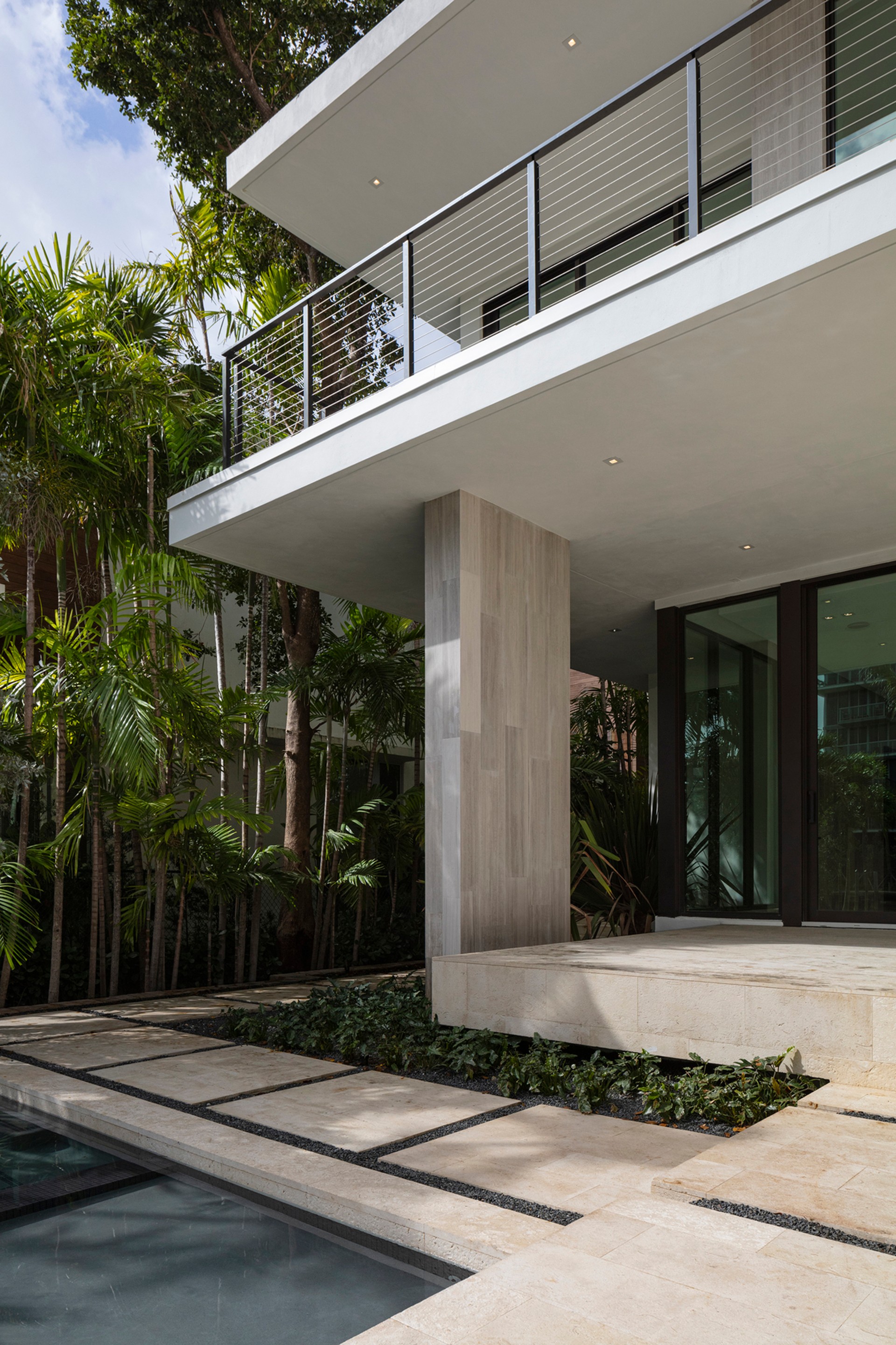Figueroa Residence Tropical Modern - Medina Architects