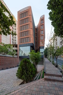 Hooman Balazadeh: Hitra Building for offices in Tehran
