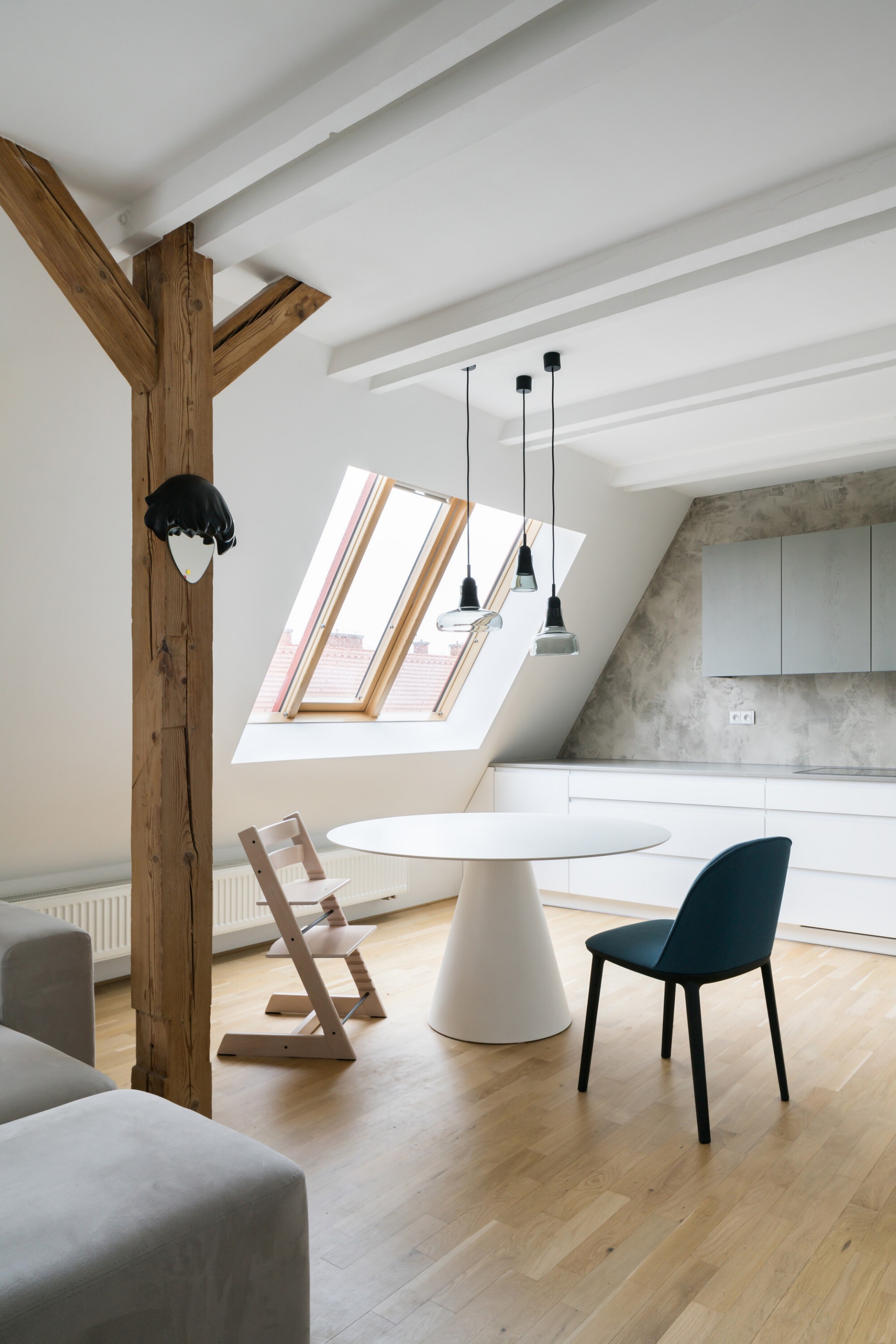 Esté architekti: Interiors of an attic duplex in Prague | Floornature